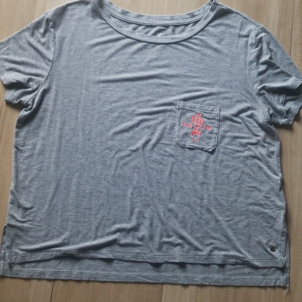 Hug me cactus pocket tee